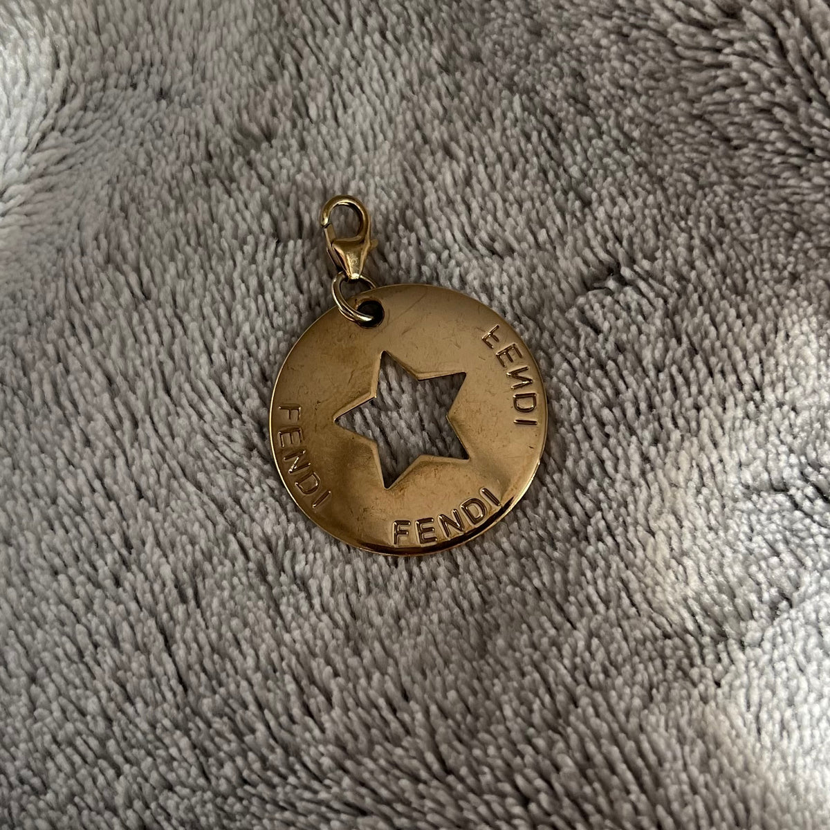 CIONDOLO FENDI IDENTIFICATION - STELLA